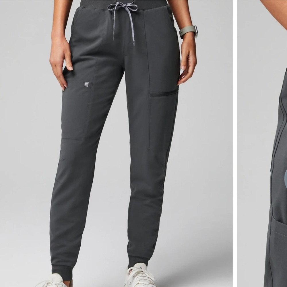 Like new! Fabletics On-Call Scrub Jogger medium tall